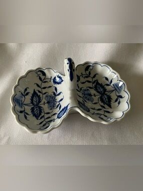 EUC Porcelain Double Sided Trinket/Candy Dish Blue & White Floral Flowers Vine